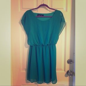 Beautiful kelly green dress ☘️